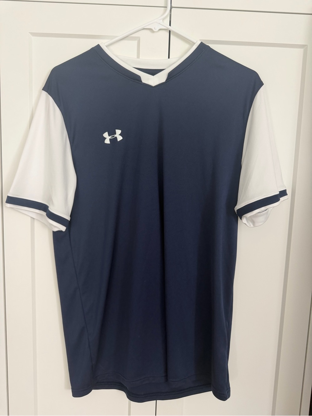 Under Armour Mens MAQUINA 2.0 jersey in navt/white active wear